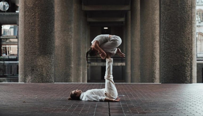 Two dancers outside